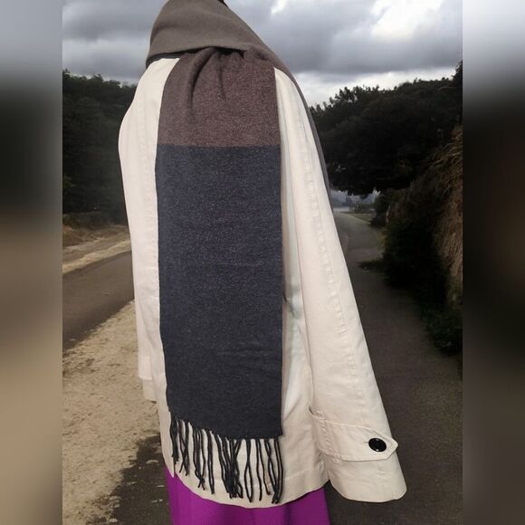 CHANEL CASHMERE MULTICOLOR UNISEX Scarf IN EUC WITH COA - Picture 4 of 15